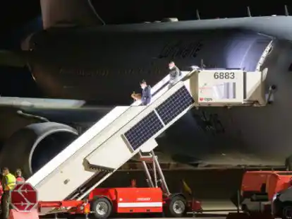 Mehrere Personen in Zivilkleidung verlassen mit uniformierten Soldaten das kurz zuvor gelandete MedEvac-Flugzeug der Luftwaffe. Mit Corona infizierte Crewmitglieder des Marine-Segelschulschiffs &bdquo;Gorch Fock&ldquo; sind von den Kanaren aus nach Deutschland geflogen worden.