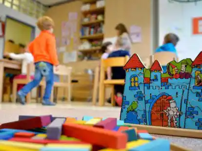 Der Regelbetrieb in den Kindertagesst&auml;tten soll m&ouml;glichst aufrechterhalten werden. Die Tr&auml;ger setzen jetzt weitere Infektionsschutzma&szlig;nahmen um.