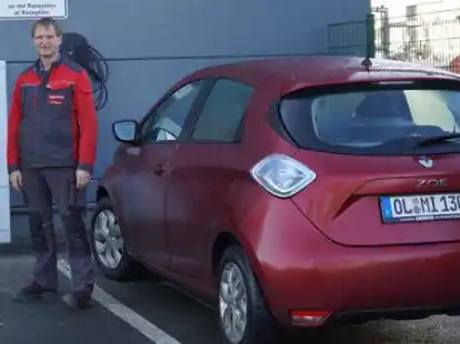 Dynapac-Gesch&auml;ftsf&uuml;hrer Axel Mooren (links) und Manfred Lammers, Mitarbeiter aus dem Service, auf einem der sechs E-Ladepl&auml;tze auf dem Firmengel&auml;nde.