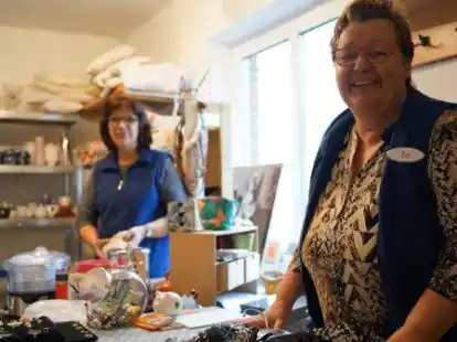 Ehrenamtlich sind sie im Einsatz: Elke Schoonhofen (links) und Ria M&uuml;ntinga geh&ouml;ren zum Team von &bdquo;Caf&eacute; & Klamotte&ldquo;.
