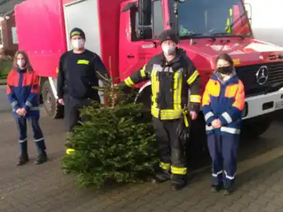 Einer von vielen: Auch diesen Weihnachtsbaum holten die Einsatzkr&auml;fte am Wochenende ab.