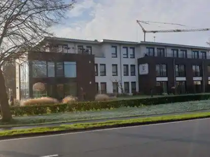 Ein Baukran steht hinter dem Wohnpark des Pflegebutlers in Apen: Auf dem r&uuml;ckw&auml;rtigen Gel&auml;nde entsteht ein zweites Apartmenthaus f&uuml;r betreutes Wohnen.