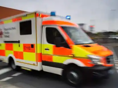 Wegen der starken Zunahme von Corona-F&auml;llen im Land l&auml;sst Niedersachsen in Teilen der kritischen Infrastruktur - dazu z&auml;hlt auch der Rettungsdienst - ab Mittwoch l&auml;ngere Arbeitszeiten zu.