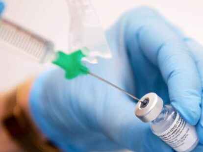 Der &bdquo;Impfskandal Friesland&ldquo; nahm Ende April seinen Anfang. Was die Kochsalz-Impfungen f&uuml;r die fristlos entlassene Krankenschwester juristisch f&uuml;r Konsequenzen haben, ist noch nicht entschieden.