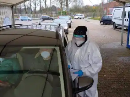 Hat seit Ende November wieder ge&ouml;ffnet und wird zwar l&auml;ngst nicht so stark wie im vergangenen Sommer frequentiert, aber die Nachfrage ist weiterhin gegeben: das Drive-in-Testzentrum auf dem Parkplatz des Norder Real-Marktes.