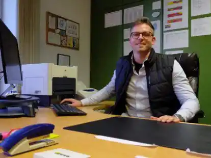 Ein gut gelaunter Schulleiter mit Visionen f&uuml;r den Standort Norddeich: Julian Glusa.