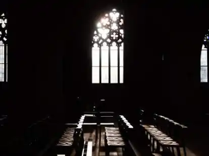 Zehn Personen bekr&auml;ftigen die Vorw&uuml;rfe wegen sexuellen Missbrauchs gegen Pfarrer Georg Meyer in Markhausen. Aber wie konnte es in den 1960er-Jahren &uuml;berhaupt zu diesen Taten kommen? Dar&uuml;ber sprechen wir im Podcast &bdquo;Die Story&ldquo;. (Symbolbild)