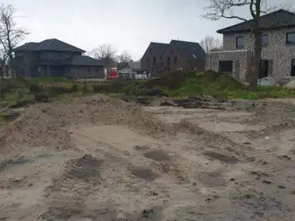 Kr&auml;ftig gebaut wird im neuen Wohngebiet Augustfehn-Hengstforde: An der Fritz-B&ouml;lts-Stra&szlig;e stehen bereits einige neue H&auml;user.