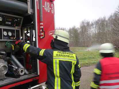 K&uuml;hlen musste die Feuerwehr die Gasflasche eines Heizpilzes (im Hintergrund), der zuvor eine gro&szlig;e Stichflamme ausgel&ouml;st hatte.