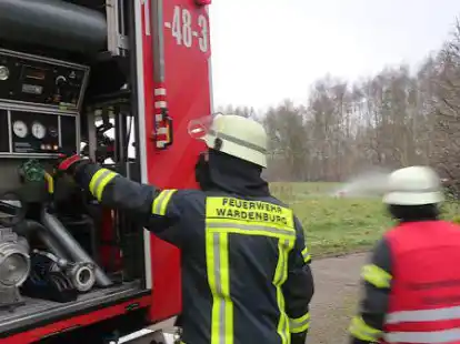 K&uuml;hlen musste die Feuerwehr die Gasflasche eines Heizpilzes (im Hintergrund), der zuvor eine gro&szlig;e Stichflamme ausgel&ouml;st hatte.