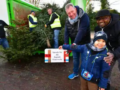 Henk Wohlers, Uwe Steffen, Bj&ouml;rn Ullner und Initiator Carsten Jesu&szlig;ek freuten sich auf dem Parkplatz der Grundschule Schierbrok &uuml;ber die Spende von Justin und Henri Beyer (von links).