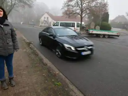 Anne K&ouml;hler hat bei ihrer Online-Petition f&uuml;r einen sicheren Weg zur Grundschule D&uuml;rerstra&szlig;e gro&szlig;en Zuspruch erlebt. Weder auf der Birkenallee, noch auf dem Habbr&uuml;gger Weg (Bild) gibt es bislang eine sichere Fahrbahnquerung in Richtung Grundschule.