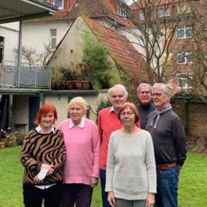 Protestieren gegen die Baupl&auml;ne des Evangelischen Krankenhauses (von links): Anne L&uuml;ck, Ruth Bernadette Viet, Dr. Uwe Vahl, Annette Schl&uuml;ter, Michael Neumeyer und Klaus Schl&uuml;ter von der &bdquo;B&uuml;rgerinitiative Innenstadtnahes Wohnen&ldquo;. Der Neubau soll im Bildhintergrund vor der vorhandenen Bebauung entstehen.