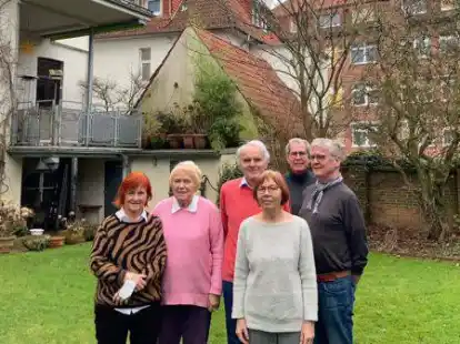 Protestieren gegen die Baupl&auml;ne des Evangelischen Krankenhauses (von links): Anne L&uuml;ck, Ruth Bernadette Viet, Dr. Uwe Vahl, Annette Schl&uuml;ter, Michael Neumeyer und Klaus Schl&uuml;ter von der &bdquo;B&uuml;rgerinitiative Innenstadtnahes Wohnen&ldquo;. Der Neubau soll im Bildhintergrund vor der vorhandenen Bebauung entstehen.