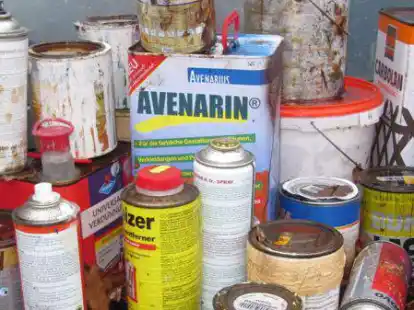 Beh&auml;lter wie diese sollten unbedingt gesondert entsorgt werden: M&ouml;glich ist das beispielsweise durch das Schadstoffmobil.