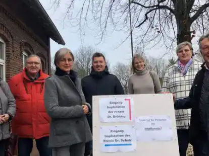 Freuen sich, dass das neue Impfzentrum entstehen konnte (von links): Marlies Felber (DRK), Jann Aden (DRK), Katja Prigge (DRK und Gemeinschaftspraxis Scholz und Henseler), Simon Scholz (Gemeinschaftspraxis Scholz und Henseler), Dr. Bettina Hullmann (MVZ Am Schlo&szlig;platz), Sabine Aden (DRK) und Dr. Siegfried Scholz (Gemeinschaftspraxis Scholz und Henseler).