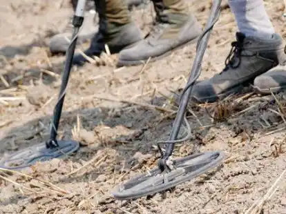 Schatzsucher haben offenbar den historischen Versammlungsort der Friesen nach Kultursch&auml;tzen abgesucht und Sch&auml;den verursacht. Unser Beispielbild zeigt die Suche mit Detektoren nach Wertgegenst&auml;nden.