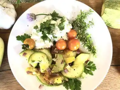 Regional, saisonal und lecker kochen &ndash; das ist das Motto der Aktionsreihe &bdquo;Borssumer Klimak&uuml;che&ldquo;, mit der das &Ouml;kowerk die energetische Stadtsanierung Borssum begleitet. Wegen Corona finden die Kochabende online vor laufender Kamera statt.