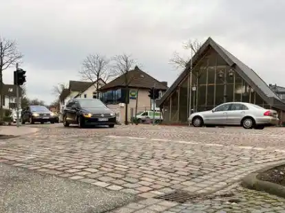 Hier gibt es noch immer gro&szlig;e Pflastersteine statt Asphalt: Die Kurve an der Ecke M&uuml;hlenstra&szlig;e/Lange Stra&szlig;e soll nun m&ouml;glichst in den kommenden Osterferien saniert werden.