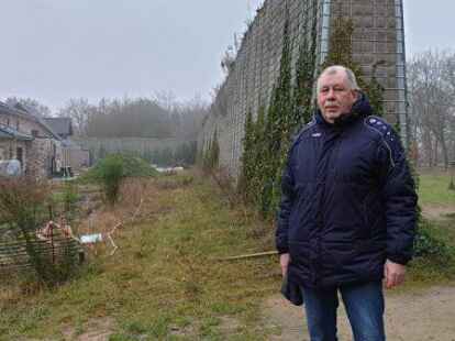 Lehnt solch eine L&auml;rmschutzwand in Ahlhorn weiterhin ab: der Vorsitzende des B&uuml;rgervereins, Rolf L&ouml;schen. Die f&uuml;nf Meter hohe &bdquo;Mauer&ldquo; trennt das Wohngebiet &bdquo;Am Lemsen-S&uuml;d&ldquo; von der Bahnstrecke, dem benachbarten Sportareal und einem weiteren Wohngebiet.