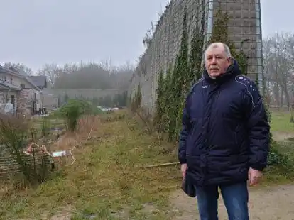 Lehnt solch eine L&auml;rmschutzwand in Ahlhorn weiterhin ab: der Vorsitzende des B&uuml;rgervereins, Rolf L&ouml;schen. Die f&uuml;nf Meter hohe &bdquo;Mauer&ldquo; trennt das Wohngebiet &bdquo;Am Lemsen-S&uuml;d&ldquo; von der Bahnstrecke, dem benachbarten Sportareal und einem weiteren Wohngebiet.