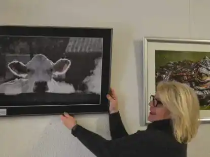Neue Bilder im Rathaus: Sabine Kr&uuml;ger freut sich &uuml;ber einen Beitrag zum Thema &bdquo;Augenblicke&ldquo; der Fotogruppe Augustfehn.