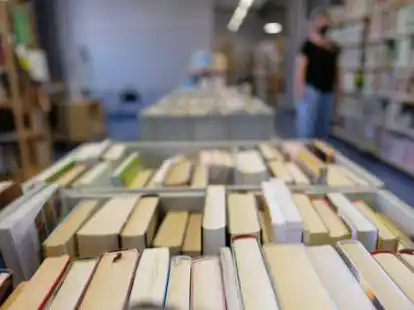 Die Leeraner greifen gerne zum Buch, sagen Thalia-Filialleiterin Judith M&uuml;nch und Heike Gerdes, Inhaberin der Kirmibuchhandlung &bdquo;Tatort Taraxacum&ldquo;.