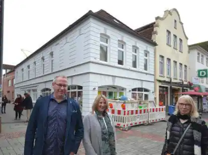 In das Eckhaus Nummer 6 in der Auricher Osterstra&szlig;e zieht die Buchhandlung Abegg ein. Die neuen P&auml;chter Markus Frerichs und Alexandra Schneemilch stellten das Projekt mit Hausbesitzerin Herma de Werth-Paeben vor.