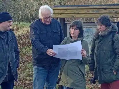 Mitglieder des BSH-Vorstandes inspizieren den Alten Schie&szlig;stand in Tungeln, von links: Uwe Behrens, Prof. Dr. Rainer Buchwald, Christiane Lehmkuhl und Dr. Sabine Baumann.