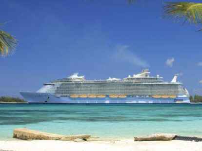 Paradiesische Aussichten: Ein Kreuzfahrtschiff legt vor einem Strand in der Karibik an. Trotz vereinzelter Berichte über Corona-Ausbrüche auf Schiffen soll diese Urlaubsform besonders sicher sein.