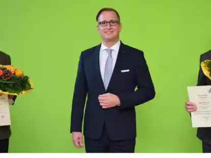 Landrat Stephan Siefken (Mitte) begr&uuml;&szlig;te den neuen gew&auml;hlten Kreisj&auml;germeister Stefan Leihsa (rechts) und verabschiedete dessen Vorg&auml;nger Bernhard Martens.