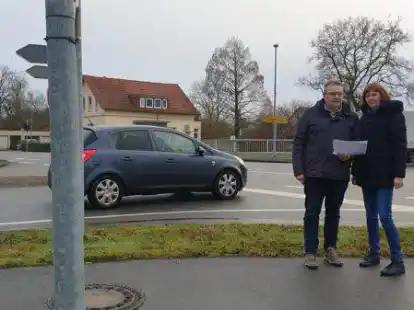 Sie setzen sich zusammen mit vielen anderen daf&uuml;r ein, dass an der Kreuzung Uplengener Stra&szlig;e/Stahlwerkstra&szlig;e in Augustfehn II ein Verkehrskreisel gebaut wird: Bernd und Helene Gnieser, die eine Unterschriftenaktion gestartet haben.
