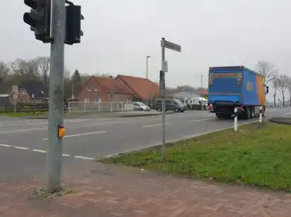 Die Gnieser-Kreuzung aus Richtung Apen: In H&ouml;he der Stra&szlig;e Am Kanal befindet sich zun&auml;chst eine Fu&szlig;g&auml;ngerampel, bevor sich dann hinter dem Augustfehn-Kanal die Uplengener Stra&szlig;e und die Stahlwerkstra&szlig;e kreuzen.