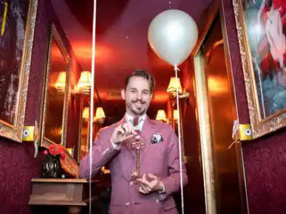 Phil Porter, Bremer K&uuml;nstler und Fotograf, f&uuml;hrt durch den &laquo;Salon Obscura&raquo;. Das ungew&ouml;hnliche Mietobjekt wird aktuell in Bremen angeboten: Mit der &Uuml;berschrift &laquo;Ihr eigener Freizeitpark auf 167qm&raquo; sucht der derzeitige Mieter Phil Porter auf einem Online-Immobilienportal einen Nachmieter f&uuml;r seinen Indoor-Freizeitpark.