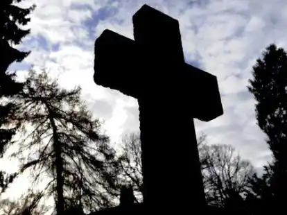 Blick auf einen Friedhof.