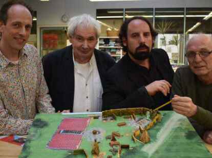 So sieht das B&uuml;hnenbild aus, das Regisseur Markus Weise (von links), Theater-Initiator und Gastgeber Gerd Logemann, B&uuml;hnenbildner Georgios Kolios und LEB-Werkstattleiter Edgar Ruhm bereits vor zwei Jahren vorgestellt haben. Inzwischen sind die Kulissen fertig.