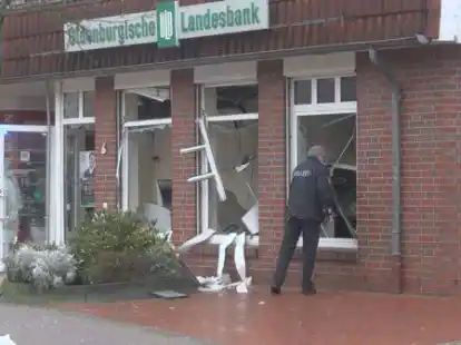 Schwer besch&auml;digt: die OLB-Filiale in Augustfehn. Von den T&auml;tern fehlt bisher jede Spur. Es spricht aber viel daf&uuml;r, dass es sich um eine Bande aus Holland handelt.