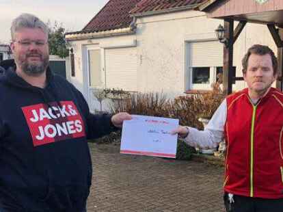 Der Vorsitzende des Handels- und Gewerbeverein (HGV) Bar&szlig;el Michael Niemeyer (links) &uuml;berreichte den ersten Preis der Weihnachtsverlosung an den Gewinner Matthias Trzaskaz.