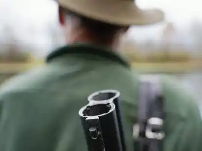 Ein J&auml;ger steht mit seinem Gewehr in seinem Jagdrevier (Symbolbild).