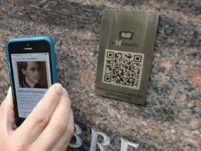 QR-Codes auf dem Friedhof. In St&auml;dten wie K&ouml;ln oder Berlin d&uuml;rfen sie schon an jungen Gr&auml;bern angebracht werden. In Moormerland wird die Technik nun genutzt, damit die Geschichten und Schicksale der fr&uuml;heren Familien der Gemeinde nicht vergessen werden.