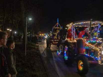 Mehr als 100 bunt beleuchtete Trecker waren beim Adventsumzug durch das Saterland zu bestaunen.