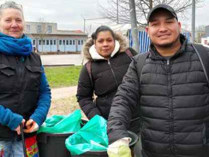 Wollen Barenburg durch die neue M&uuml;llsammelaktion ein bisschen sch&ouml;ner machen: Gemeinwesenarbeiterin Heidemarie Heyer vom Treffpunkt Barenburg und die ehrenamtlichen Helfer Catrin Argoti und William Collazos.