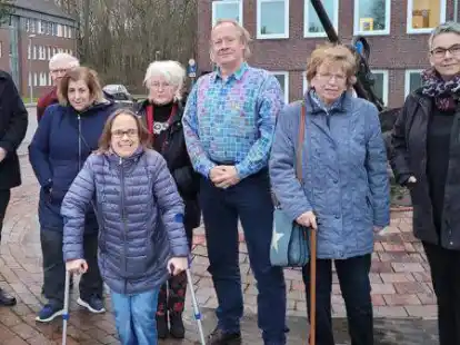 B&uuml;rgermeister Nils Siemen mit den Mitgliedern des Senioren- und Behindertenbeirats (von links): Erich Martens, Ursula Freese, Anja H&uuml;lsebusch, Marlies Strauch, Heinz-Hermann Noelcke, Helga Drees. Rechts:  Sonja Br&ouml;dje (Stadt Nordenham). Auf dem Foto fehlt das Beiratsmitglied J&uuml;rgen Zimmer.