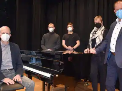 Trafen sich vor dem Drehstart in der Musikschule Wildeshausen (von links): Rafael Jung, Thomas Milowski, Jannick Mayntz, Martina Bley und Klaus D&ouml;ring.