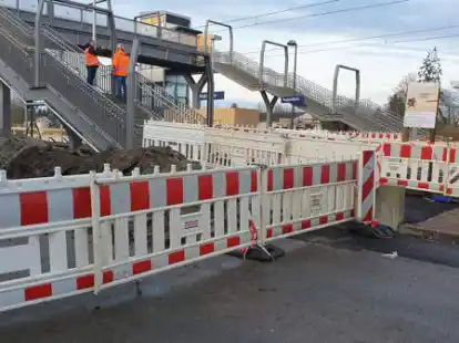 Direkt zur neuen Treppenanlage f&uuml;hrt nun der B&uuml;rgersteig an der Bahnseite der Bahnhofstra&szlig;e. Reisende mit Koffern, aber auch andere schw&auml;chere Verkehrsteilnehmer wie  Kinder m&uuml;ssen zun&auml;chst auf die Fahrbahn, um dann Richtung Bahnhofsgeb&auml;ude zu gelangen. Das sorgt f&uuml;r Gefahrensituationen.