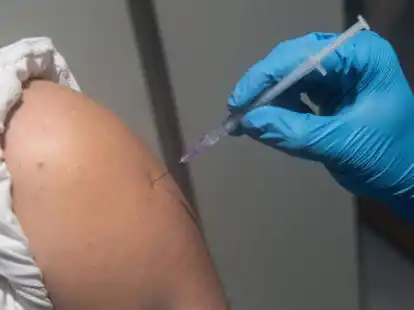 Im Herbst 2020 kam die Order, im ganzen Land Impfzentren aufzubauen. Der Landkreis Leer richtete seins in Hesel ein. Seit Ende September ist die Einrichtung geschlossen. Final abgerechnet ist sie allerdings noch nicht.