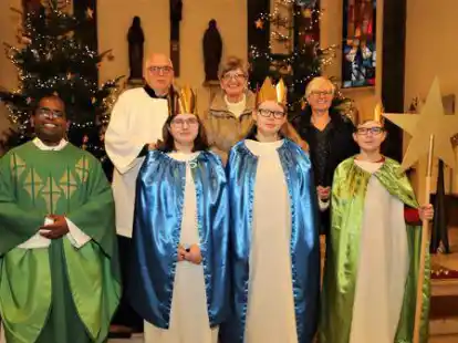 Die Verantwortlichen der Kirchengemeinde St. Jakobus Saterland waren mit dem  Ergebnis der diesj&auml;hrigen Sternsinger-Aktion  im Saterland  mehr als zufrieden: (vorne, v.l.)  Pfarrer Asir Rajendra,  Anja, Laura und Jan Schulte, (hinten, v.l.) Georg Pugge, Mechthild Fickers und Doris Focken
