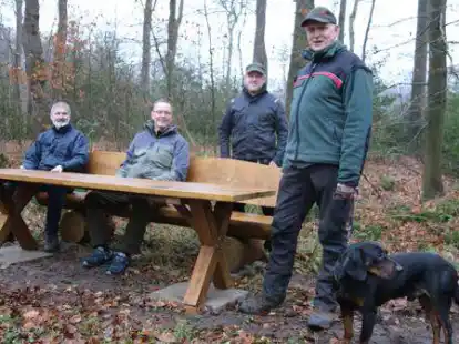 Stellten die erste neue Sitzgruppe vor: Helmut K&uuml;hling und Heiko Ackermann (Kassenwart und Vorsitzender der Hasbruchfreunde), Forstwirt Klaus Scheffer und Revierf&ouml;rster Jens Meier.