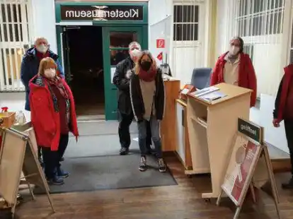 Das Klostermuseum ist jetzt barrierefrei. Dar&uuml;ber informierte sich der Huder Behindertenbeirat. Ursula Budde (v.l.), Prof. Klaus Rademacher, J&ouml;rg Kreusel, Terzia Kallisch, Gesine Rademacher und Rudolf Genz im neu gestalteten Eingangsbereich mit der automatischen T&uuml;r.