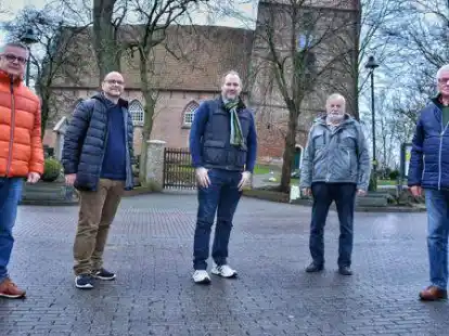 &Auml;u&szlig;ern Anregungen f&uuml;r die Dorfentwicklung in Suurhusen: (v.l.) Werner Jan&szlig;en, Stephan Brauns, Erik Heeren, Erich Ruhr und Gerd M&uuml;ller.